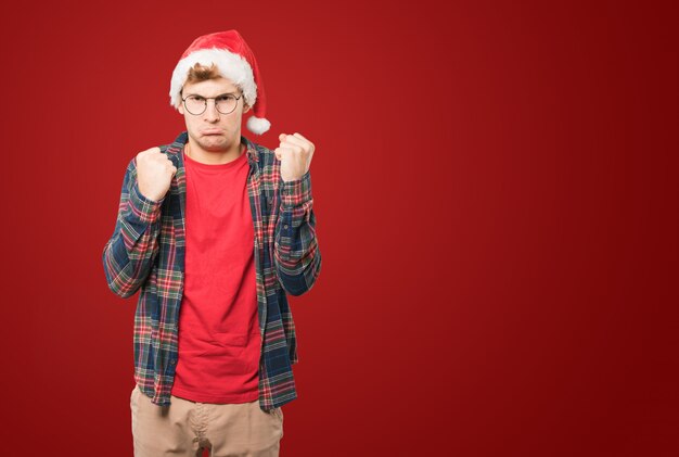 Jeune homme à Noël fait des gestes