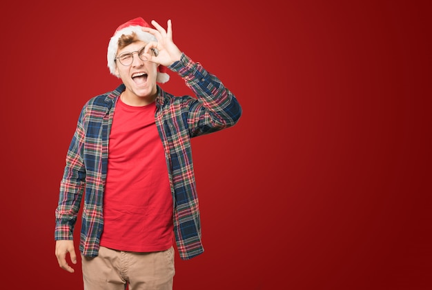 Jeune homme à Noël fait des gestes