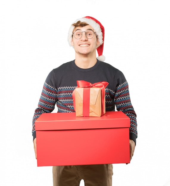 Jeune homme à Noël fait des gestes