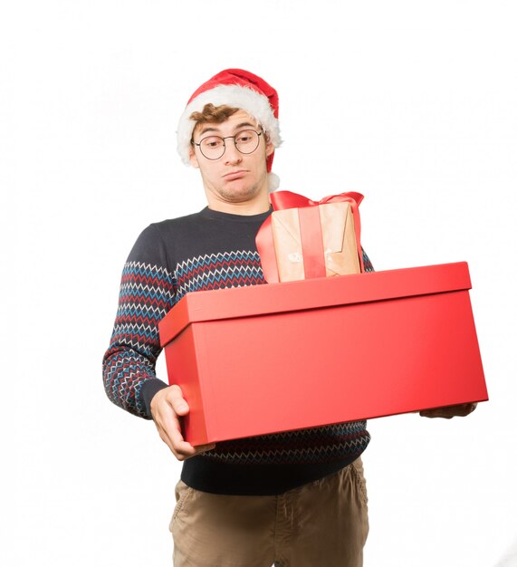 Jeune homme à Noël fait des gestes