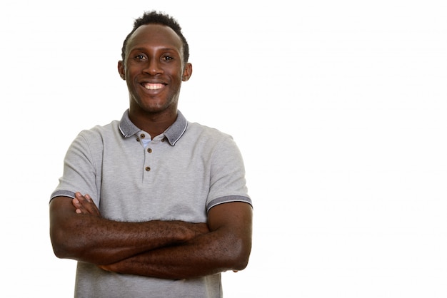 Jeune homme noir africain heureux souriant avec les bras croisés