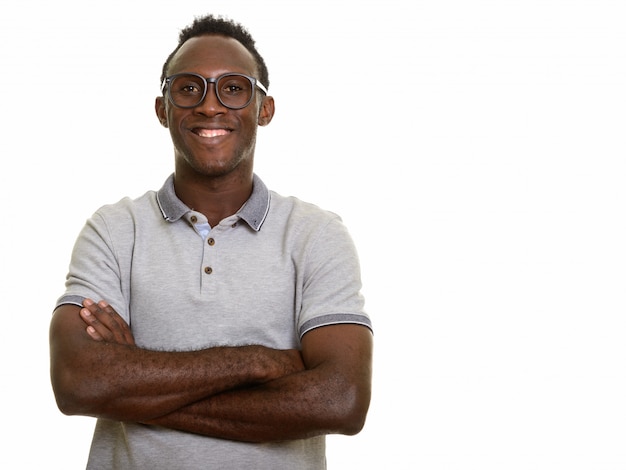 Jeune homme noir africain heureux souriant avec les bras croisés