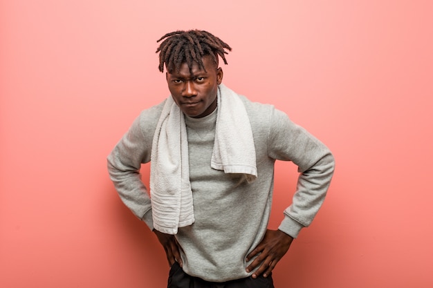 Jeune homme noir africain de remise en forme gronder quelqu'un de très en colère.