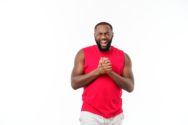 Jeune homme noir africain de remise en forme en vêtements de sport acclamant insouciant et excité. Notion de victoire.