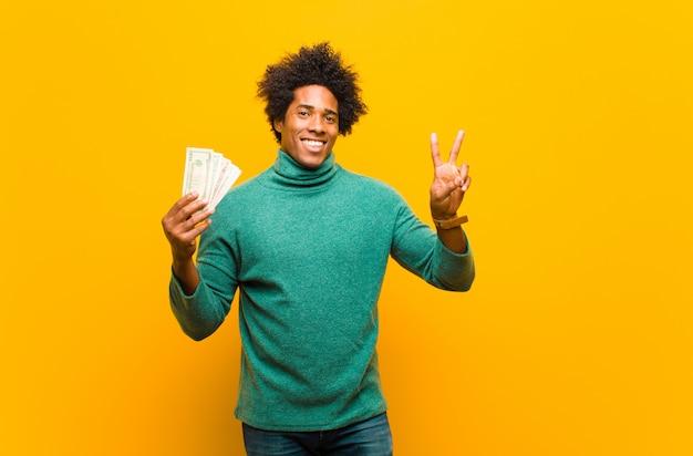 Jeune homme noir avec billets d'un dollar