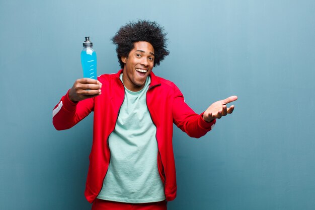 Jeune homme noir avec une boisson sportive