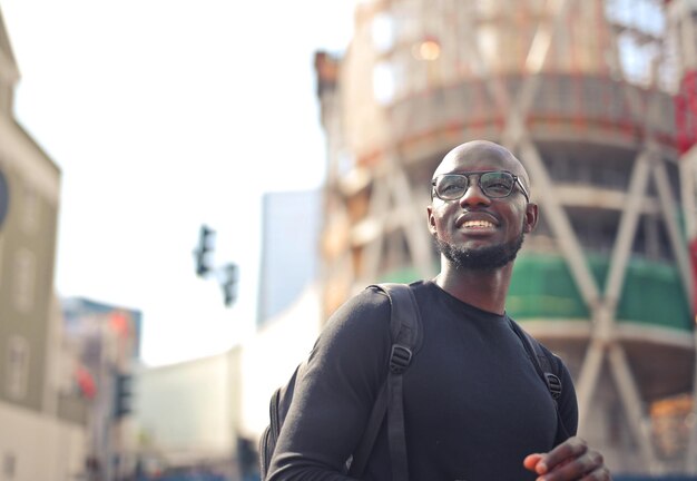 Jeune homme noir dans la rue