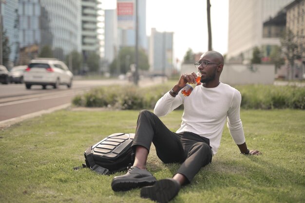 jeune homme noir dans une ville