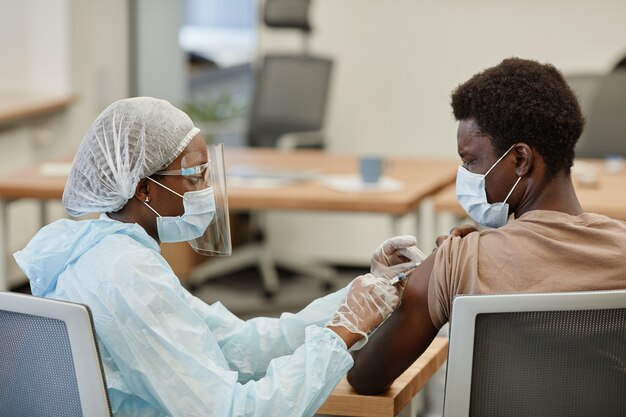 Un Jeune Homme Noir Effrayé Ferme Les Yeux Lorsqu'il Se Fait Vacciner Contre Le Coronavirus