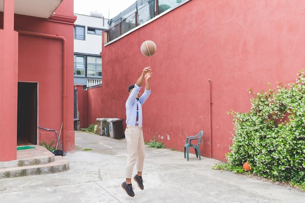 Jeune homme noir jouant au basketball en plein air - style de vie actif, compétition, concept sportif