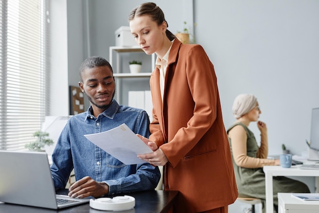 Jeune homme noir parlant au directeur au bureau