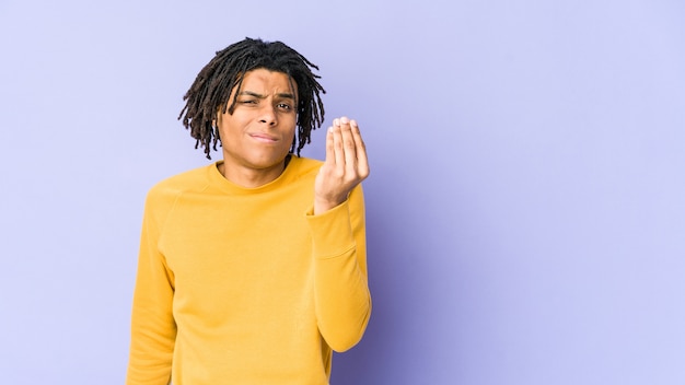 Jeune homme noir portant une coiffure rasta montrant qu'elle n'a pas d'argent.