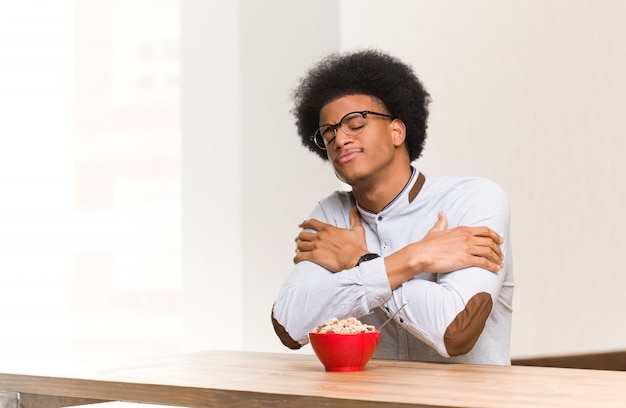 Jeune Homme Noir Prenant Son Petit Déjeuner Dans Ses Bras