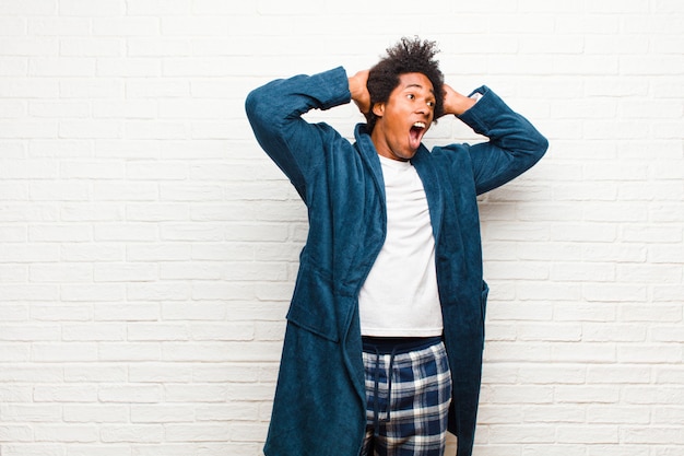 Jeune homme noir en pyjama