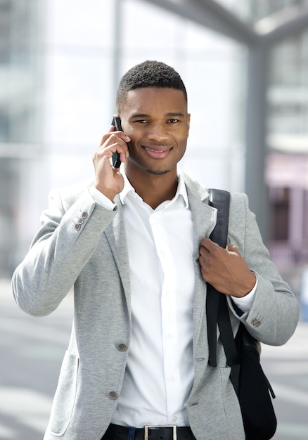 Jeune Homme Noir Avec Sac Parlant Sur Téléphone Mobile