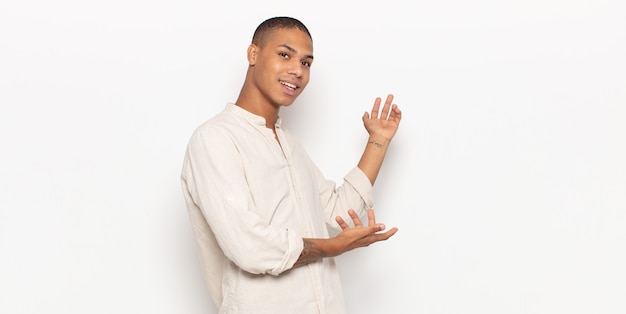 Jeune homme noir souriant fièrement et avec confiance