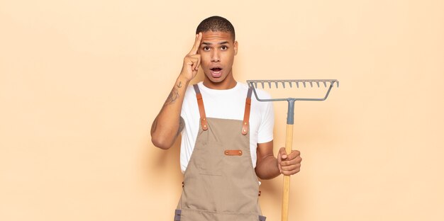 Jeune homme noir à la surprise, bouche bée, choqué, réalisant une nouvelle pensée, idée ou concept