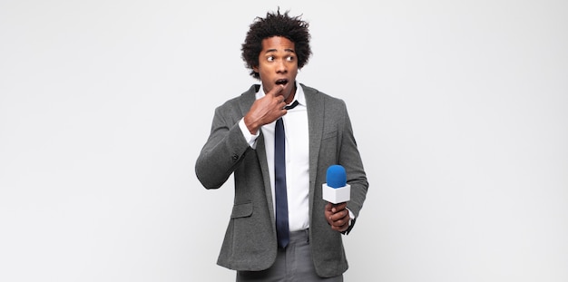 Jeune homme noir en tant que présentateur de télévision