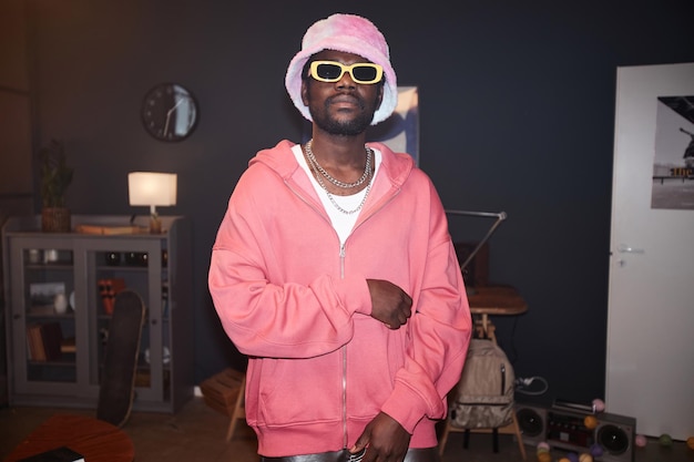 Un jeune homme noir vêtu d'une tenue rose avec un flash.