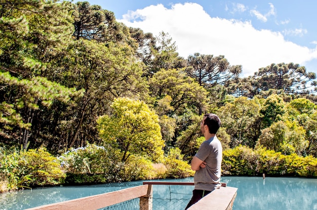 Jeune homme observant le paysage et contemplant la nature