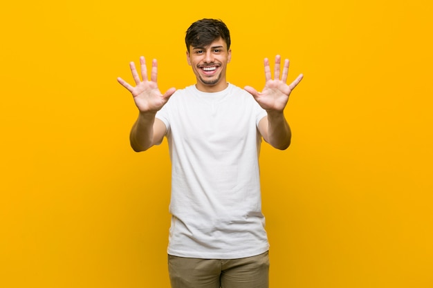 Jeune homme occasionnel hispanique montrant le numéro dix avec les mains.