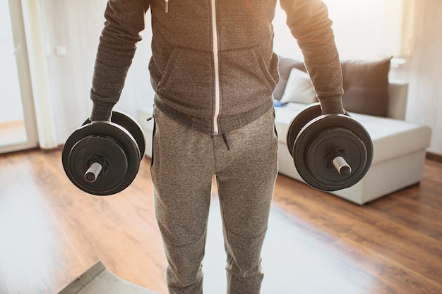 Jeune homme ordinaire, faire du sport à la maison