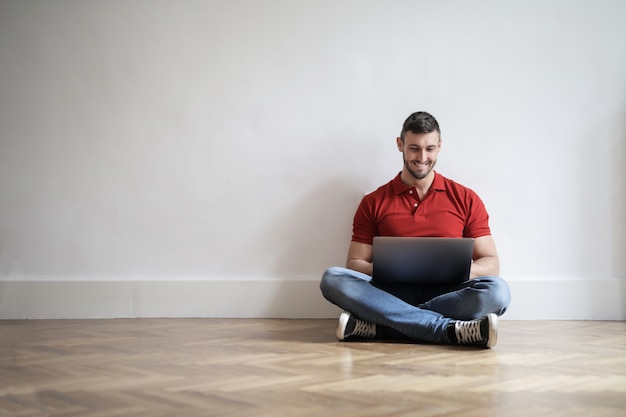 Jeune homme avec un ordinateur portable