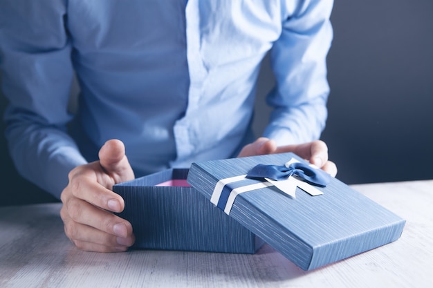 Jeune homme ouvre un cadeau