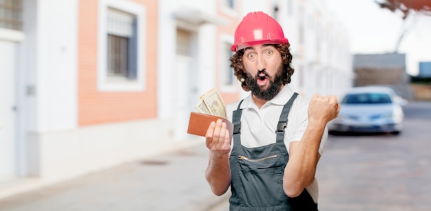 Jeune homme ouvrier avec un portefeuille