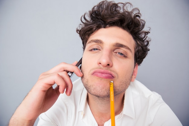 Jeune homme, parler téléphone