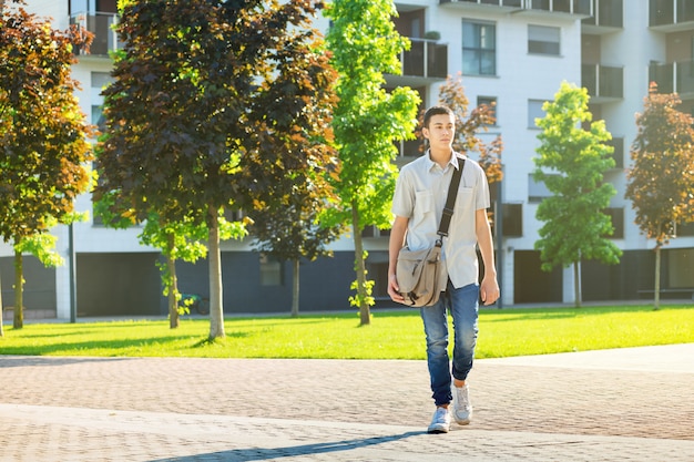 Photo jeune homme, partir, pour, collège, ou, université