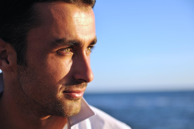 jeune homme passer du bon temps et se détendre sur la belle plage au bord de la mer