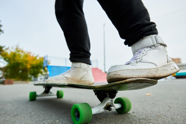 Jeune homme, patinage, grand plan