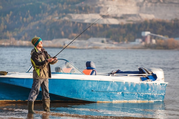 Jeune homme pêchant en automne