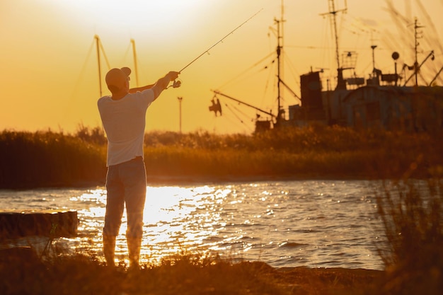 Jeune homme pêchant en mer