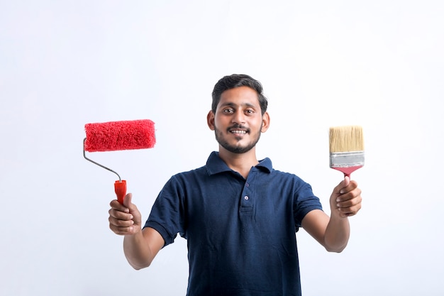 Jeune homme peintre indien sur fond blanc.