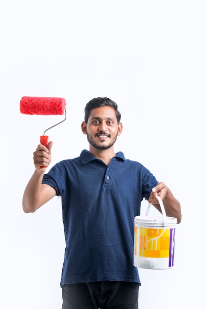 Jeune homme peintre indien sur fond blanc.