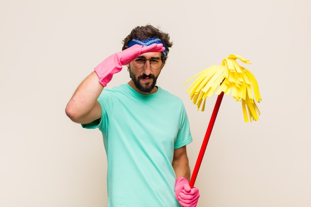 Photo jeune homme à la perplexité et étonné