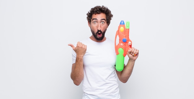 Jeune homme avec un pistolet à eau