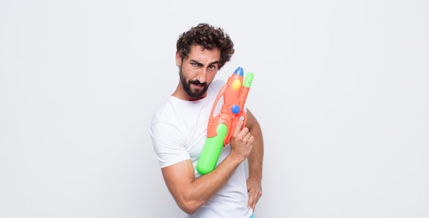 Jeune homme avec un pistolet à eau