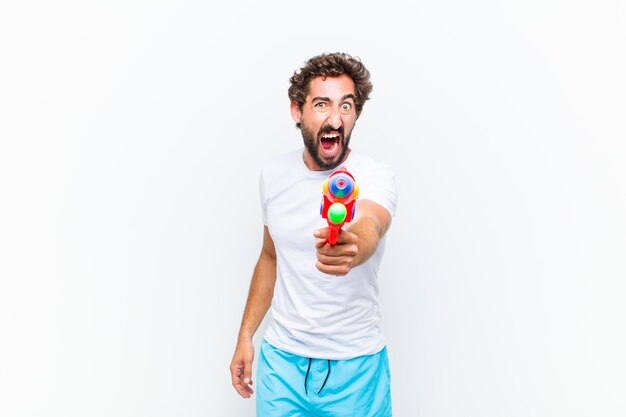 Jeune homme avec un pistolet à eau