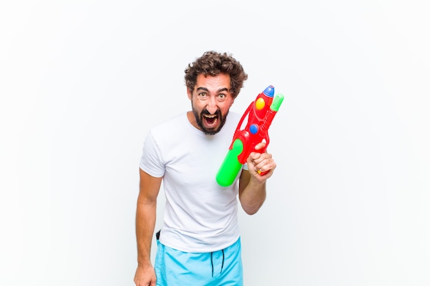 Jeune homme avec un pistolet à eau