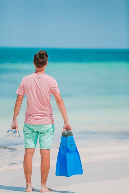 Jeune homme sur la plage s'amuser