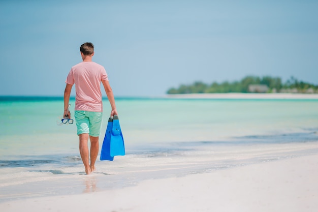 Jeune homme sur la plage s'amuser