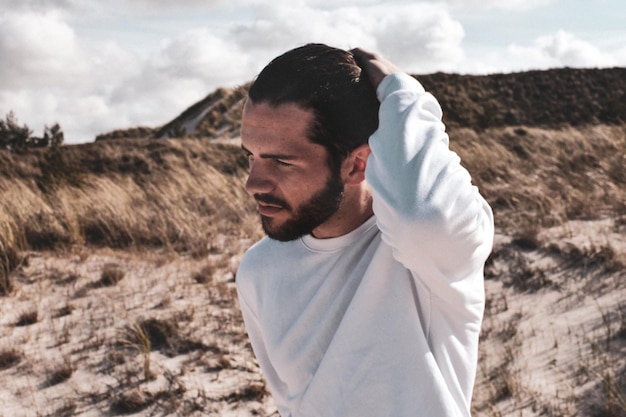 Photo un jeune homme sur la plage.