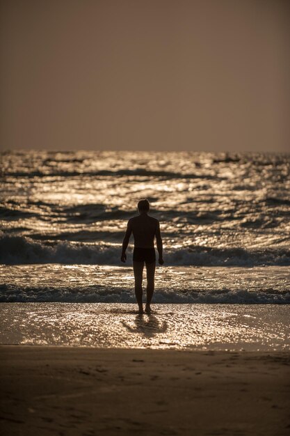 jeune homme, plage