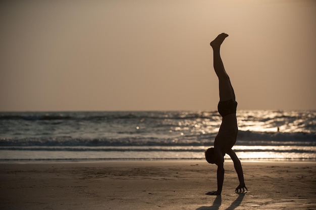 Jeune homme sur la plage