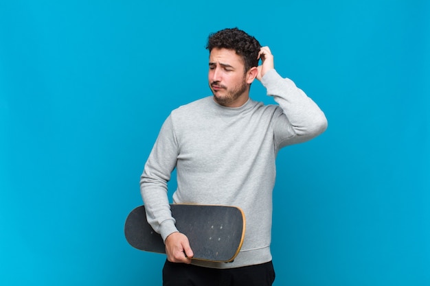 Jeune homme avec une planche à roulettes