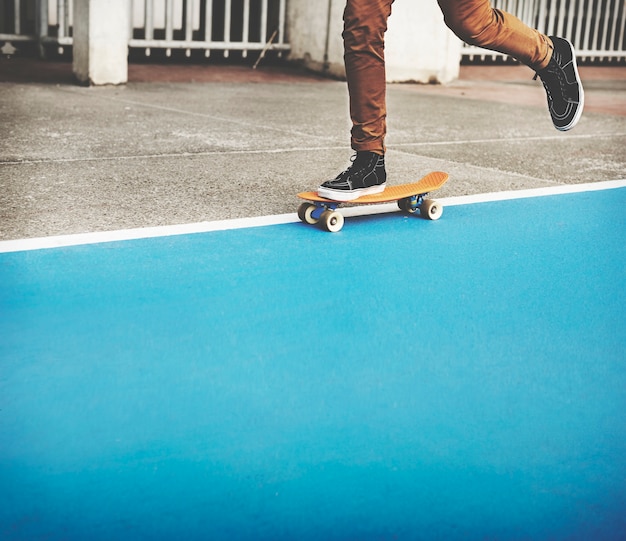 Jeune homme, planche à roulettes