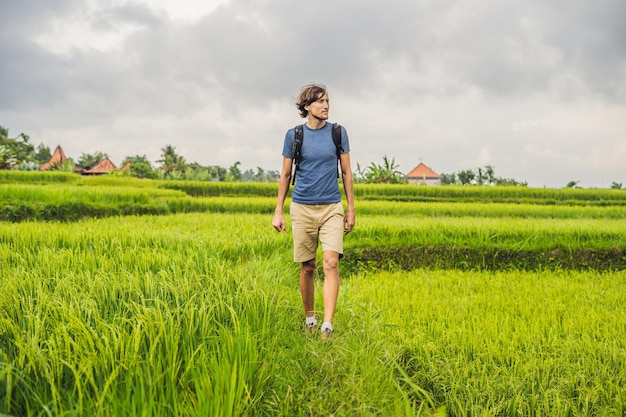 Jeune homme sur la plantation de rizière en cascade verte. Bali, Indonésie.